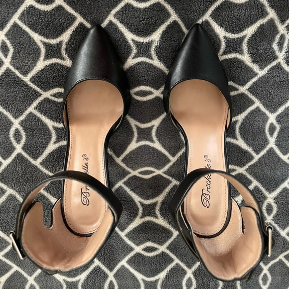 Black Pointed Toe Heels - Picture 3 of 5